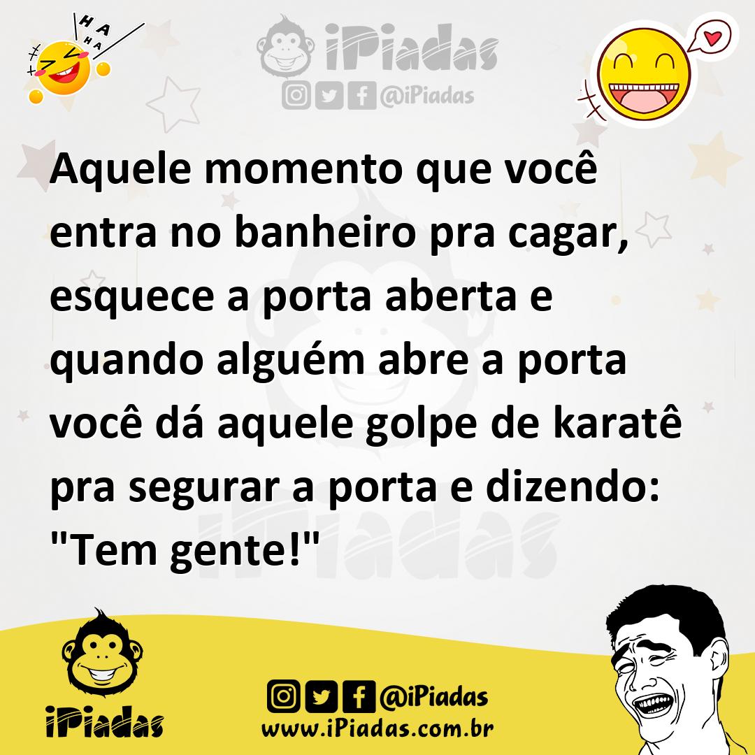 Ilustração de Aquele momento que você entra no banheiro pra cagar, esquece a porta a... no iPiadas
