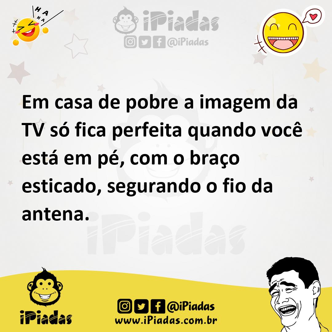 Ilustração de Em casa de pobre a imagem da TV só fica perfeita quando você está em p... no iPiadas
