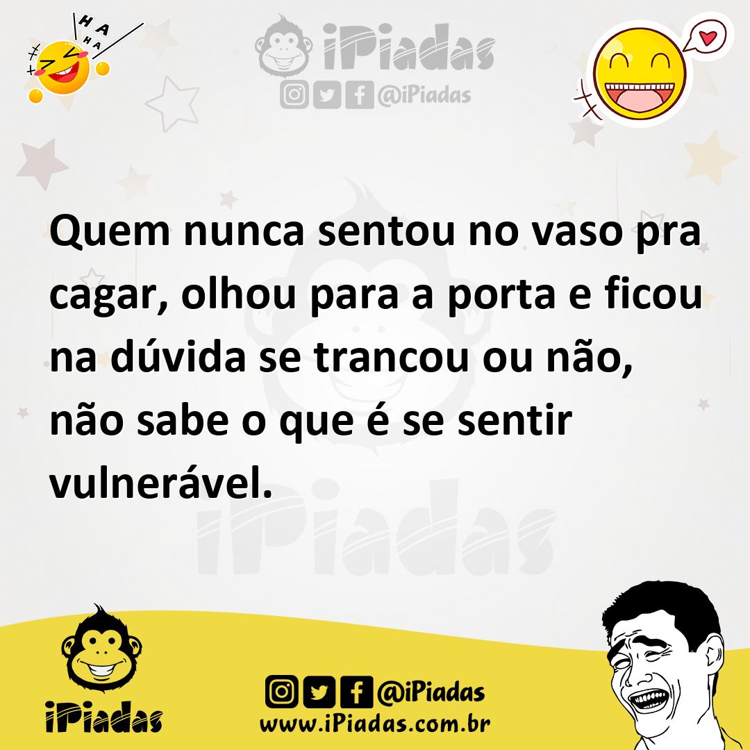 Ilustração de Quem nunca sentou no vaso pra cagar, olhou para a porta e ficou na dúv... no iPiadas