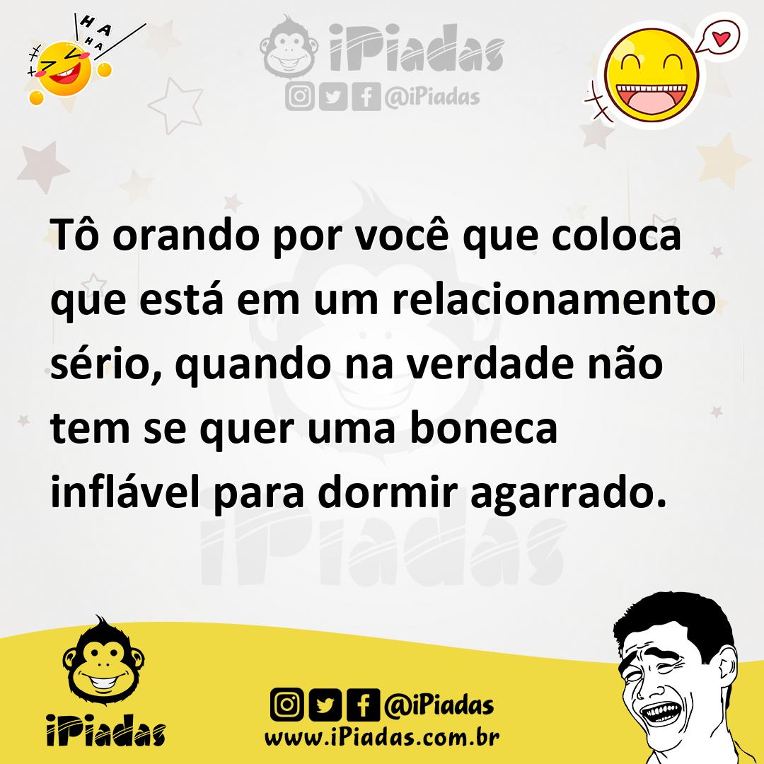 Ilustração de Tô orando por você que coloca que está em um relacionamento sério, qua... no iPiadas