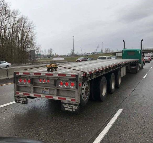 Imagem engraçada Transportando Maquinário Pesado no iPiadas