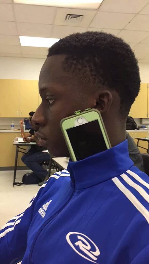Imagem engraçada Quando Esqueço os Fones em Casa no iPiadas