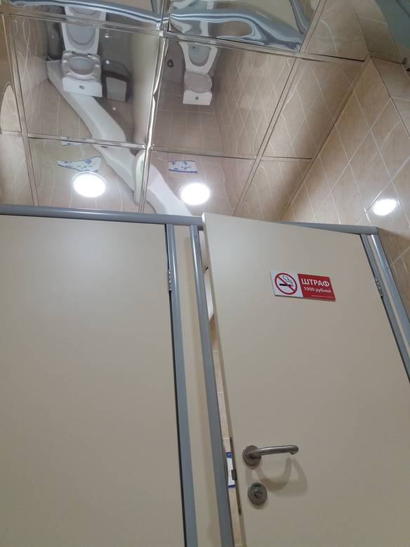 Imagem engraçada Um Péssimo Lugar Para Espelhos no Teto no iPiadas