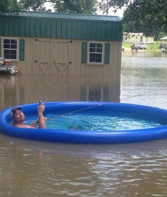 Imagem engraçada Feriado É Só Piscina e Pescaria no iPiadas