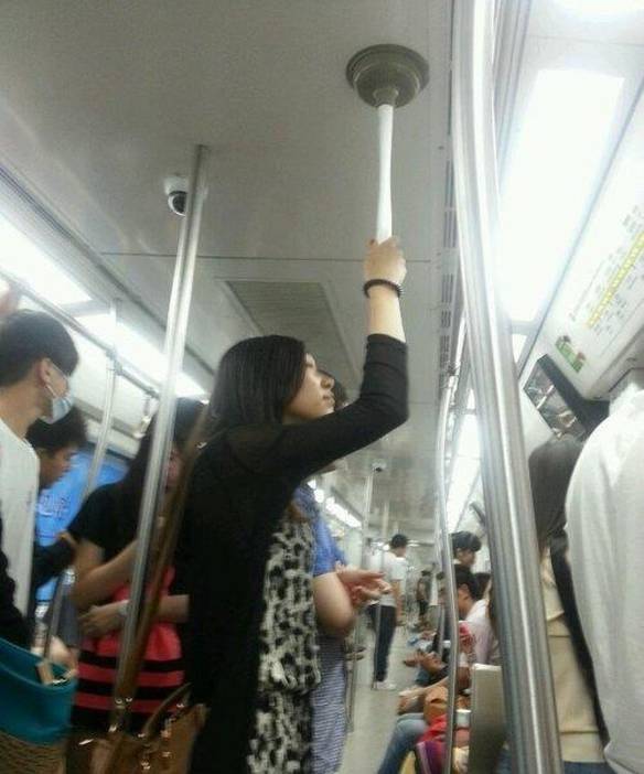 Imagem engraçada Cada Um Se Segura Como Pode no iPiadas