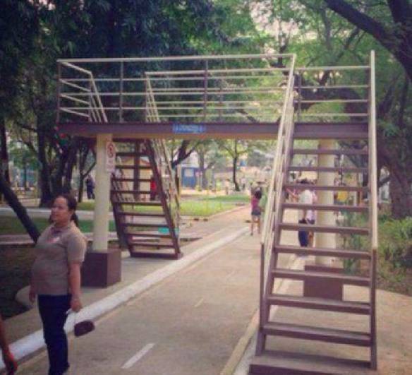 Imagem engraçada Passarela Misteriosa no iPiadas