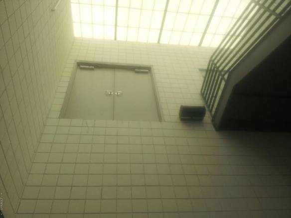 Imagem engraçada Não É Muito Fácil Usar Essa Porta no iPiadas