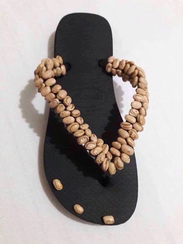Imagem engraçada Vendo Sandália com Pedras Preciosas no iPiadas