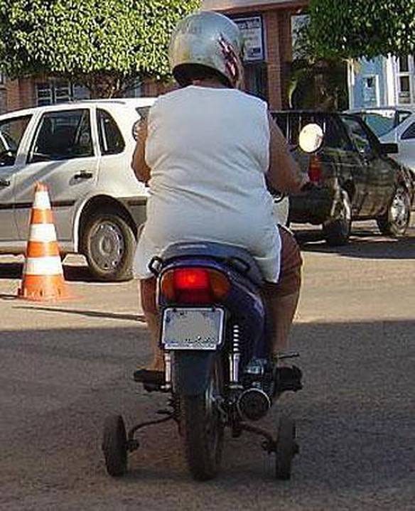 Imagem engraçada Uma Ajudinha na Moto no iPiadas