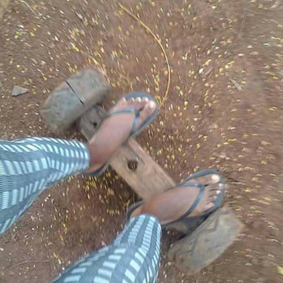 Imagem engraçada Passeando de Hoverboard Aqui no Bairro no iPiadas