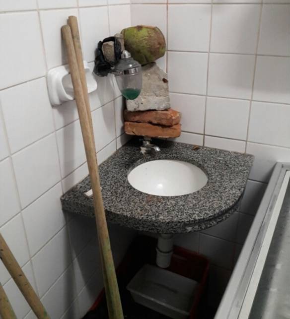 Imagem engraçada Como Não Consertar Uma Torneira no iPiadas