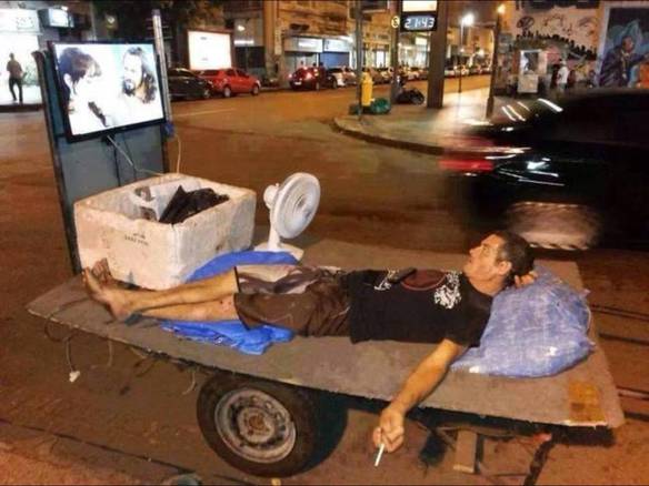 Imagem engraçada De boa Assistindo a Novela no iPiadas