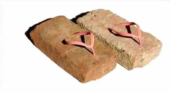 Imagem engraçada Chinelo do Vizinho do Apartamento de Cima no iPiadas