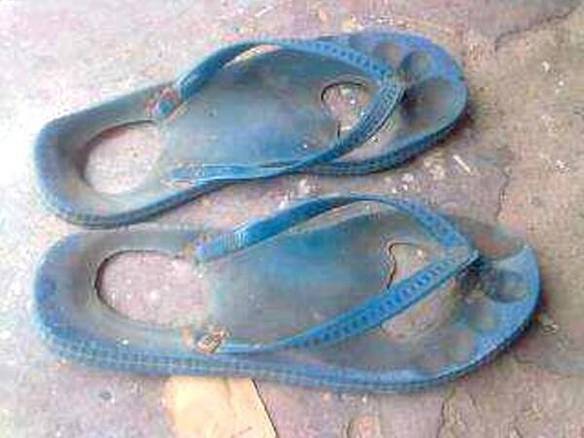 Imagem engraçada Vendo Chinelo Seminovo no iPiadas