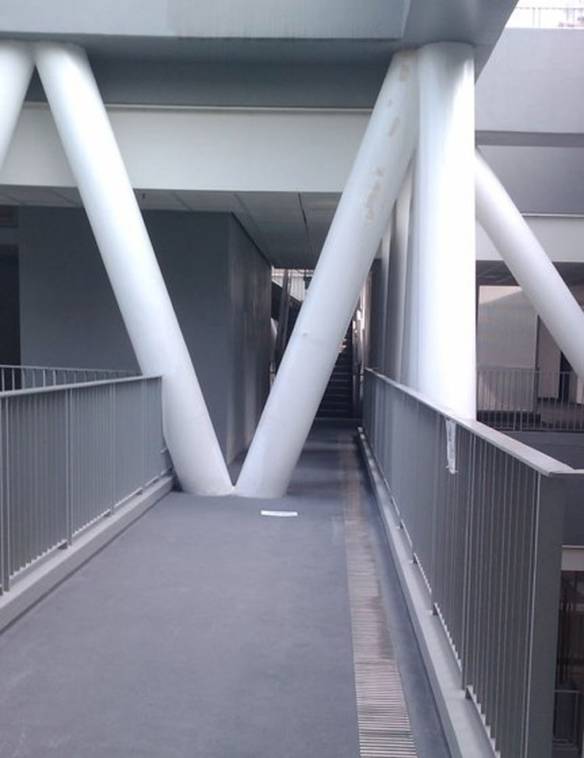 Imagem engraçada Por Baixo ou Por Cima? no iPiadas
