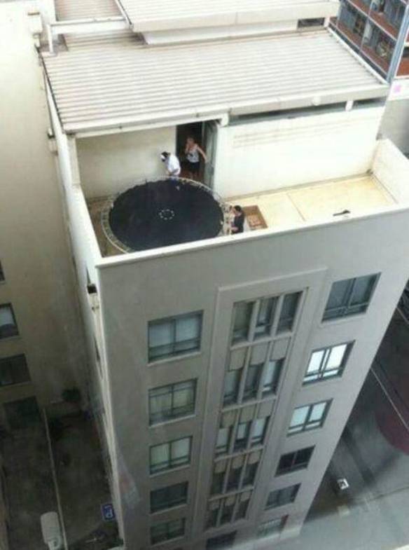 Imagem engraçada Coragem no Trampolim no iPiadas
