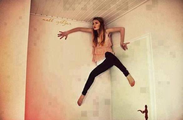 Imagem engraçada Reação da Mulher Quando Vê Uma Barata no iPiadas