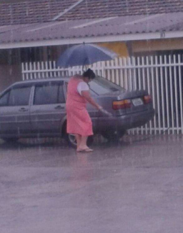 Imagem engraçada Vou Aproveitar a Chuva Pra Lavar o Carro no iPiadas
