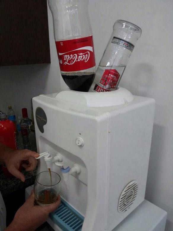 Imagem engraçada Bebedouro Em Casa É Assim no iPiadas