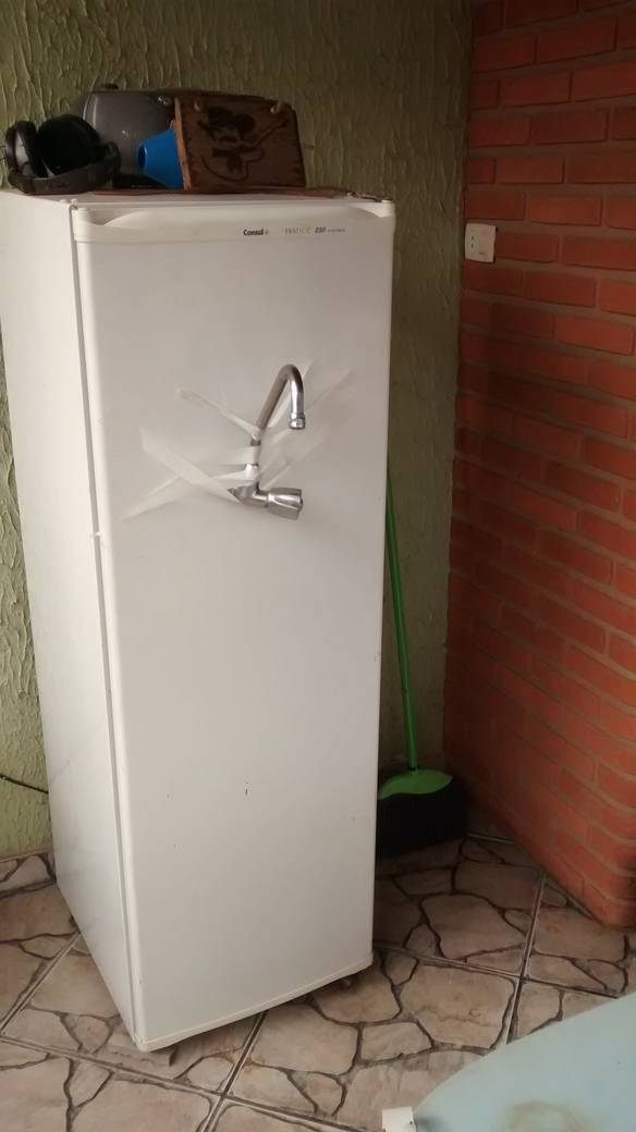 Imagem engraçada Geladeira Com Água na Porta no iPiadas