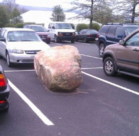 Imagem engraçada Tinha Uma Pedra No Meio da Vaga no iPiadas