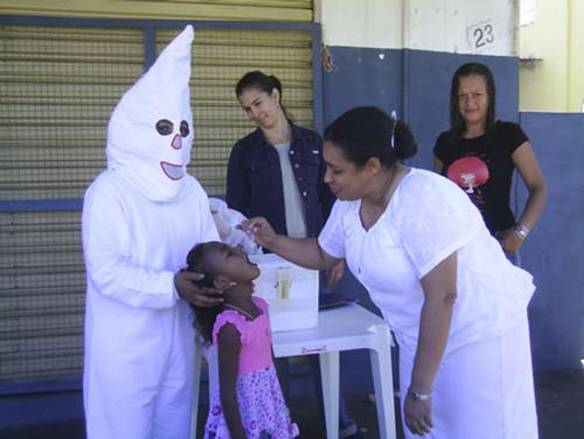 Imagem engraçada Zé Gotinha Ku Klux Klan no iPiadas
