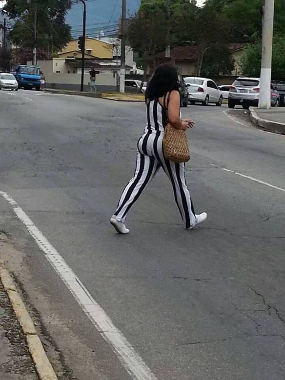 Imagem engraçada Tão Quente Que a Faixa de Pedestre Foi Embora no iPiadas