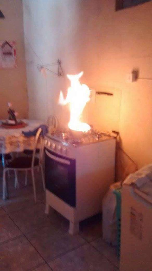 Imagem engraçada Quando Você Tenta Cozinhar e Acaba Invocando o Capiroto no iPiadas