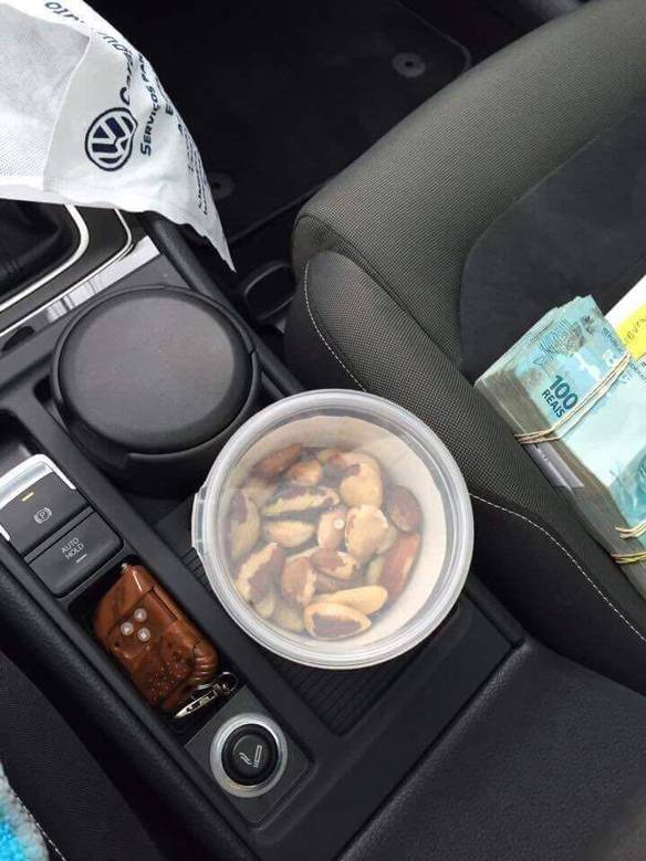 Imagem engraçada Sempre Levo Umas Castanhas Pra Matar a Fome no iPiadas
