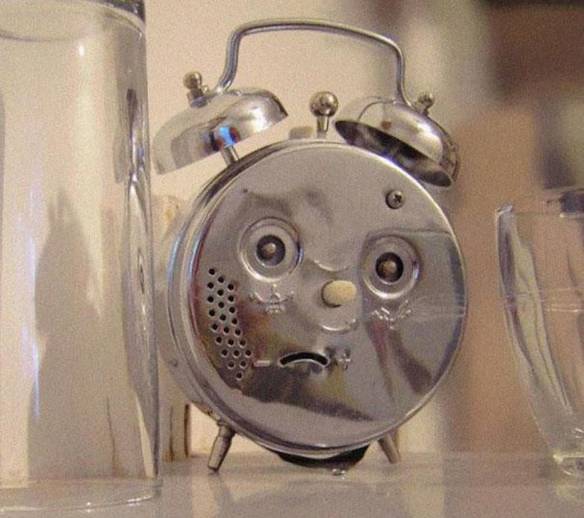 Imagem engraçada Até o Despertador Fica Triste na Hora de Levantar no iPiadas