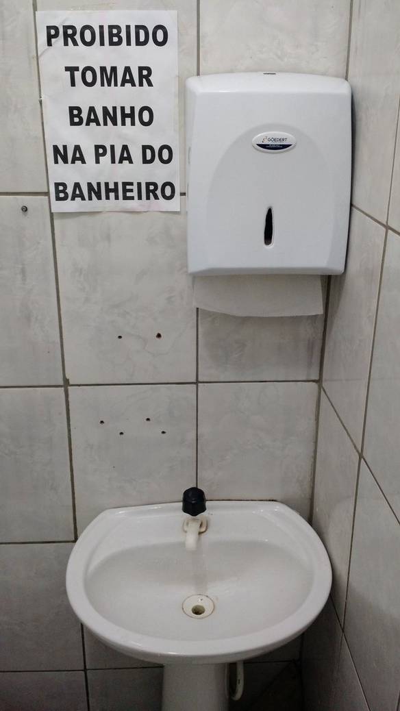 Imagem engraçada Proibido Tomar Banho na Pia