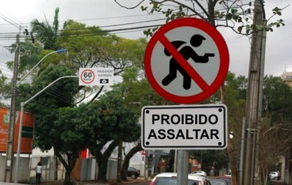 Imagem engraçada Agora é Torcer Para o Assaltante Saber Ler no iPiadas
