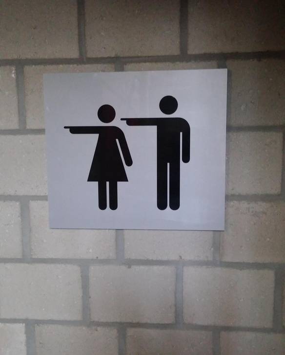 Imagem engraçada Quando Sentimos Um Cheiro Suspeito na Sala no iPiadas