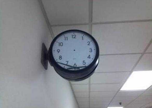 Imagem engraçada Esperando Dar a Hora de Parar de Ser Trouxa no iPiadas