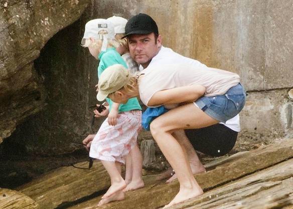 Imagem engraçada Pernas de Quem? no iPiadas