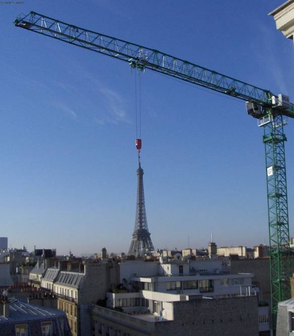 Imagem engraçada Erguendo a Torre Eiffel no iPiadas