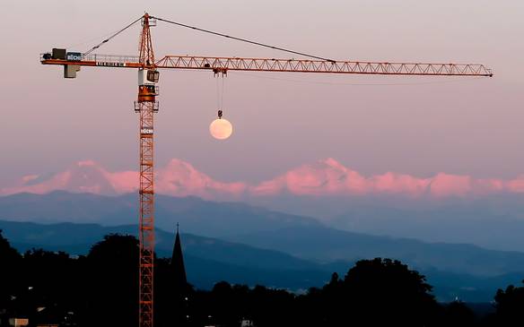 Imagem engraçada Lua Suspensa no iPiadas