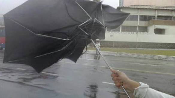 Imagem engraçada Quando o Guarda-Chuva Começa a Fazer Gracinha no iPiadas