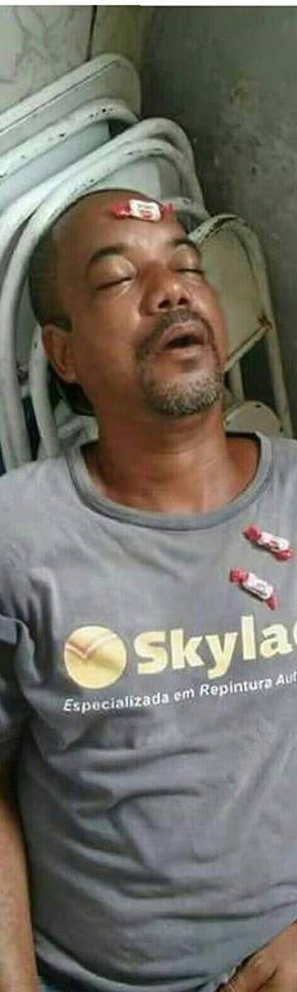 Imagem engraçada Homem É Encontrado Com Uma Bala na Cabeça e Duas no Peito no iPiadas
