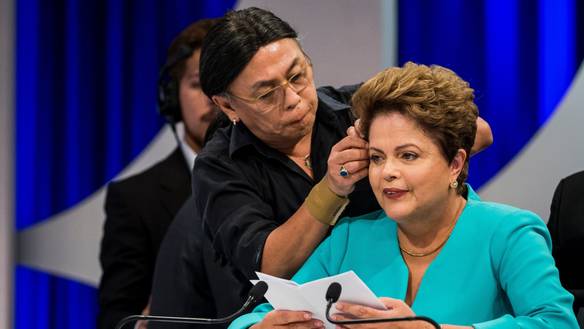 Imagem engraçada Japonês da Federal Disfarçado Coloca Grampo em Dilma no iPiadas