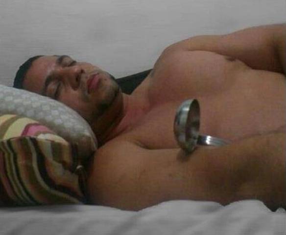Imagem engraçada Dormindo de Conchinha no iPiadas