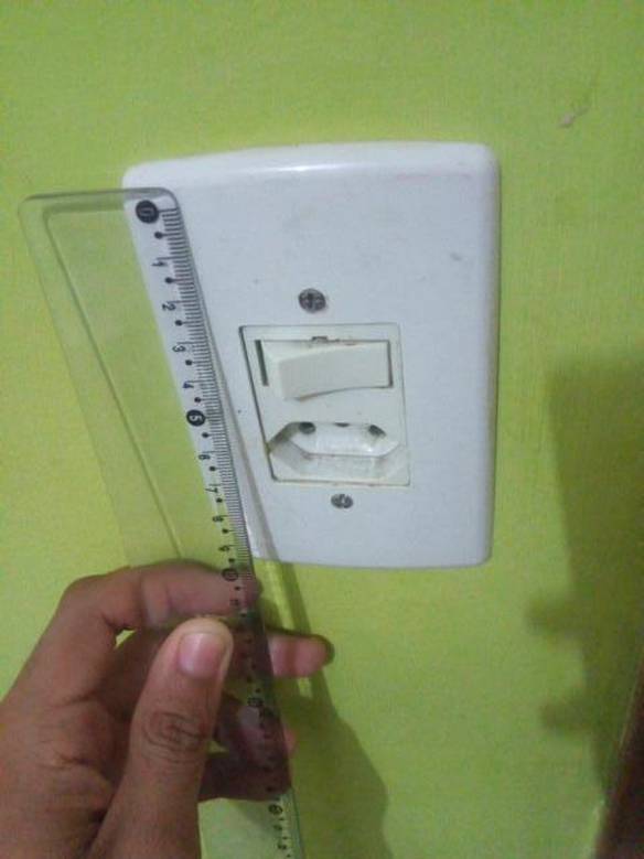 Imagem engraçada Ao Invés de Medidas Serem Tomadas, As Tomadas É Que São Medidas no iPiadas