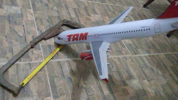 Imagem engraçada Notícia Urgente: Avião Cai Em Serra no iPiadas