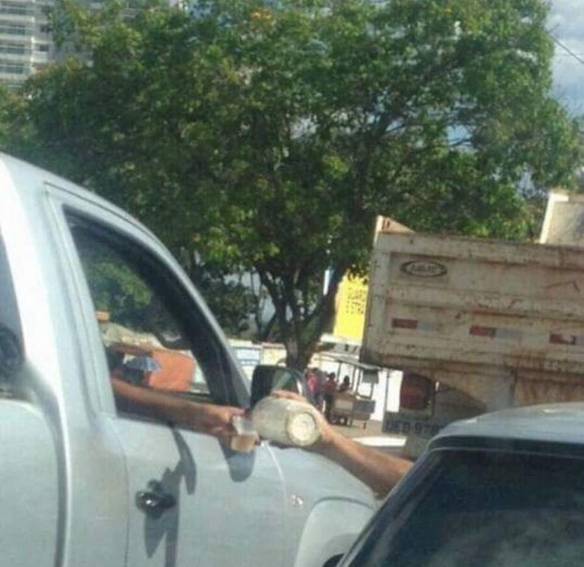 Imagem engraçada Os Pequenos Gestos do Dia a Dia no iPiadas