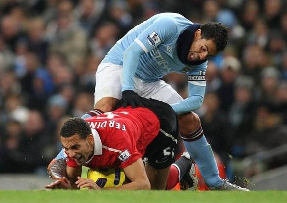 Imagem engraçada Tévez Analisando Ferdinand no iPiadas