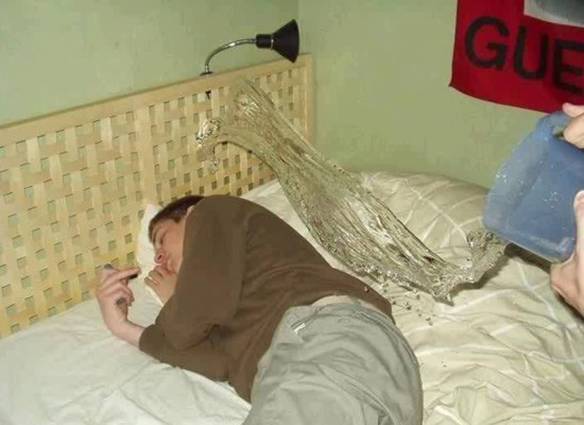 Imagem engraçada Acordando o Amigo no iPiadas