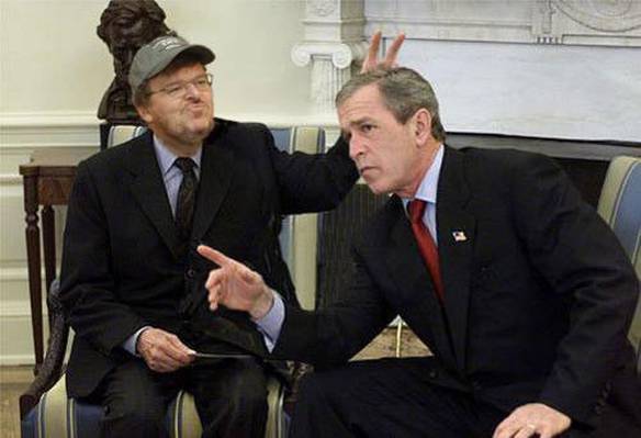 Imagem engraçada Michael Moore Fazendo Chifrinho no Bush no iPiadas