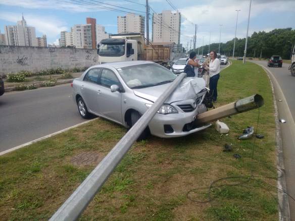 Imagem engraçada Um Carro Fumando e Usando Pau de Selfie no iPiadas