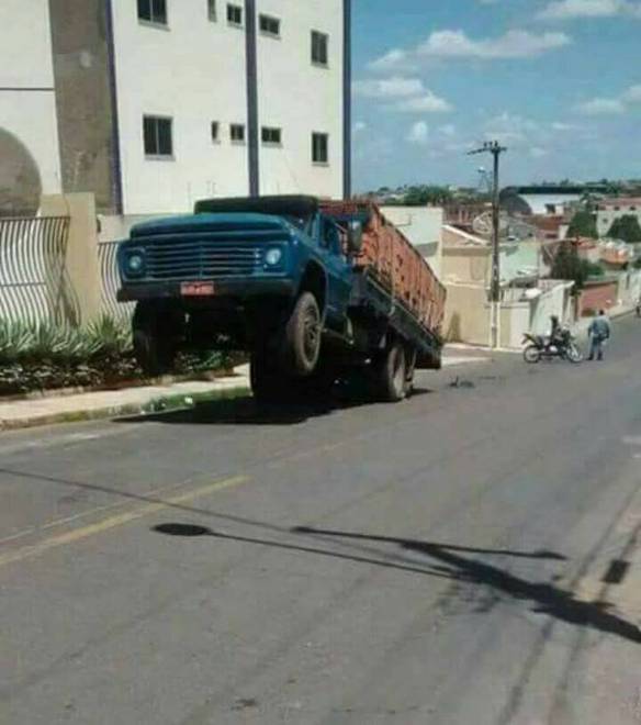 Imagem engraçada Quando Um Motoqueiro Vai Dirigir Um Caminhão no iPiadas
