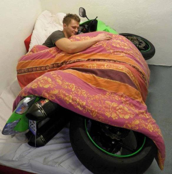 Imagem engraçada Ela Disse: A Moto ou Eu... no iPiadas